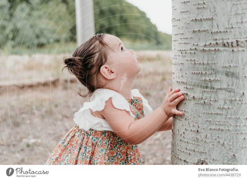 schönes Porträt von Baby-Mädchen mit Spaß im Freien in Bäumen Weg. Kinder, Spaß und Natur Konzept Wald Glück Kindheit Lächeln laufen Kaukasier Spanien Kleid