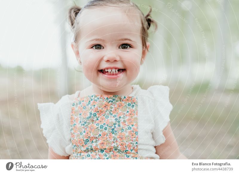 close up Porträt der glücklichen Baby-Mädchen, die Spaß im Freien in Bäumen Weg. Kinder, Spaß und Natur Konzept Wald Glück Kindheit Lächeln laufen Kaukasier