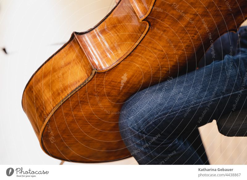 Cello in einer Musikprobe Ensemble kammermusikfestival musikprobe musikinstrument Streichinstrument Korpus