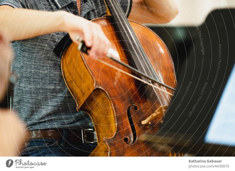 Mann spielt Cello Ensemble kammermusikfestival Musik musikprobe Violoncello Instrument musikinstrument Haende Streichinstrument streichquartett