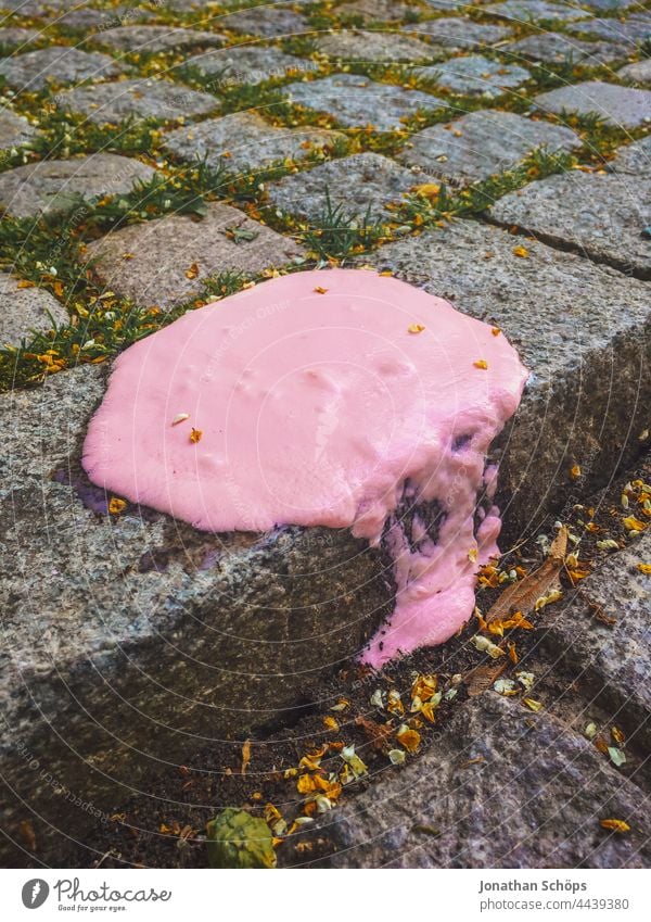 geschmolzenes Eis auf der Bordstein Kante schmelzen zerlaufen eiscreme rosa pink polkappen Pole Klimawandel Erderwärmung Erderhitzung Fußweg Bordsteinkante