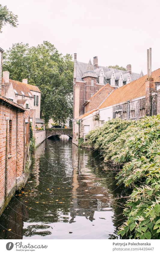 Kanal in Brügge, Belgien, mit seiner alten mittelalterlichen Architektur Großstadt Häuser Wasser Brücke Europäer