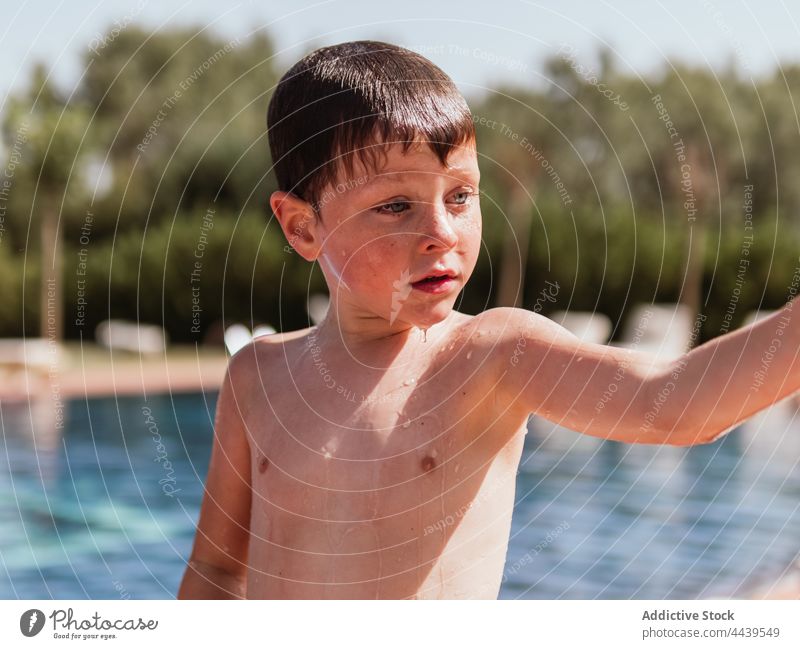 Nasser Junge in der Nähe des Schwimmbads im Sommer Kind Beckenrand nasses Haar niedlich nackter Torso Sommerzeit Wochenende Wasser Pool wenig bezaubernd