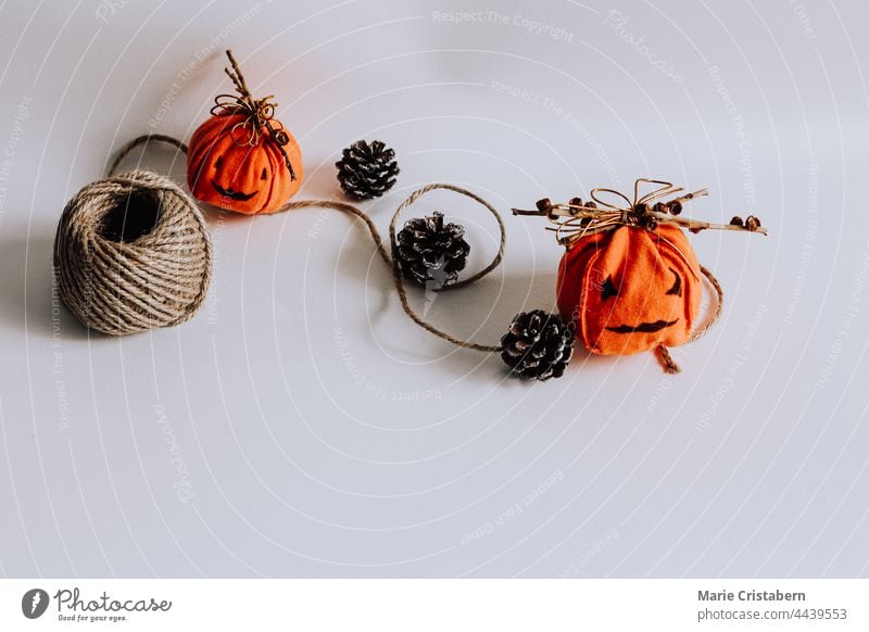Nette handgemachte Jack-o-Lantern Dekoration für Halloween gegen weißen Hintergrund festlich rustikal dekorativ Eicheln im Innenbereich Saison Ordnung