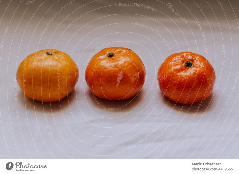 Drei frische Orangen in einer Reihe Lifestyle gesunde Ernährung weißer Hintergrund Frucht Vegetarier Vitamin Frische saftig In einer Reihe drei vereinzelt