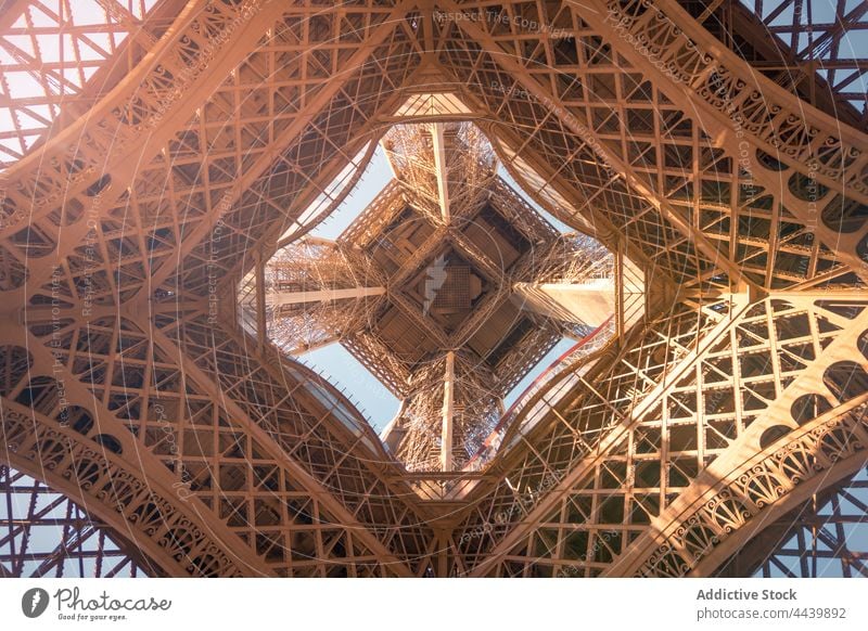 Eiffelturm mit geometrischem Ornament in der Stadt Turm Architektur Geometrie Symmetrie Perspektive Beitrag dekorativ hoch Großstadt Dekor Metall Material
