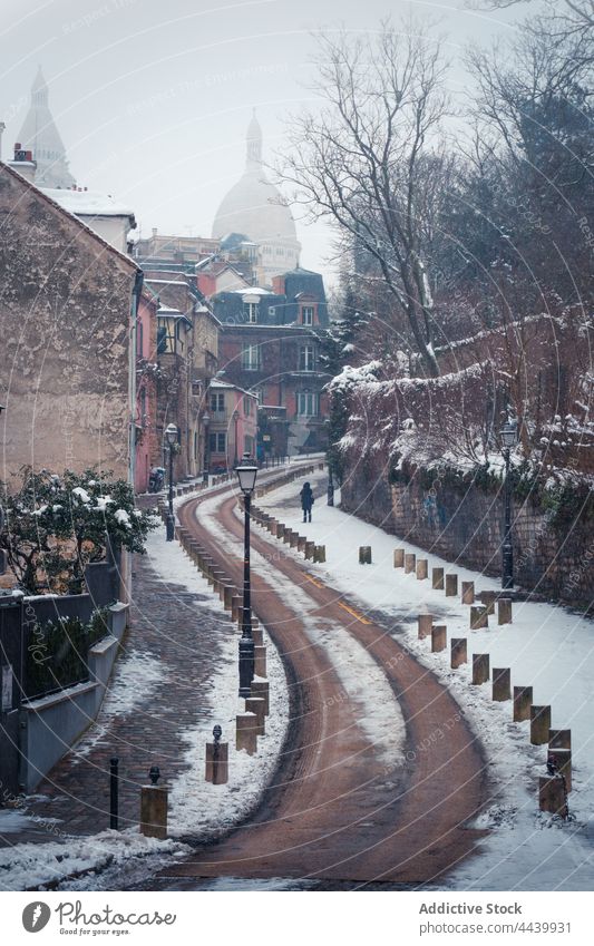 Kurvenreiche, schmale, verschneite Straße zwischen alten Gebäuden auf dem Hügel Montmartre Revier historisch Nebel Kultur Architektur Erbe Winter Dunst Historie