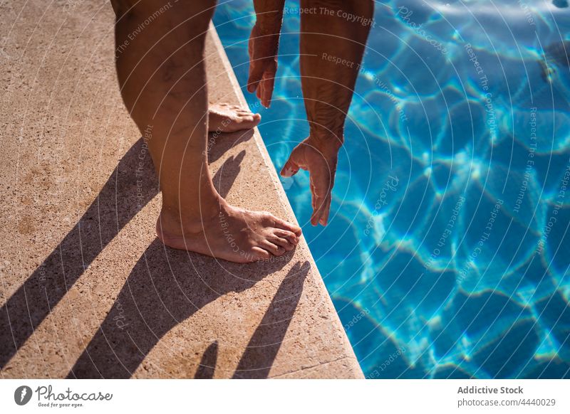 Person, die sich am Beckenrand nach vorne beugt Saum Sauberkeit Wasser beweglich Pool Barfuß Dehnung Urlaub sich nach vorne beugen Resort Wellness Tourist
