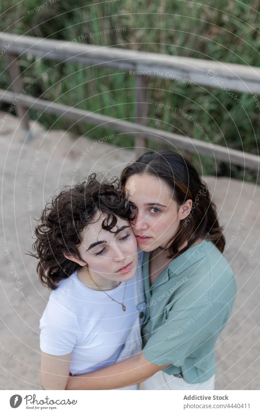 Lesbisches Paar, das tagsüber auf einer Brücke interagiert Homosexualität interagieren Liebe Partnerschaft Romantik Zeit verbringen trendy Frauen lesbisch