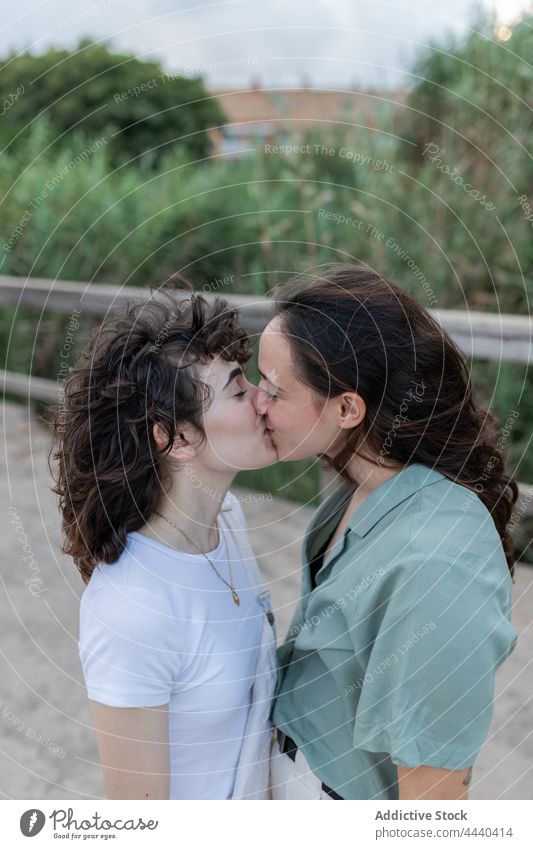 Lesbisches Paar, das sich tagsüber auf einer Brücke küsst Kuss Küssen Homosexualität interagieren Liebe Partnerschaft Romantik Zeit verbringen trendy Frauen