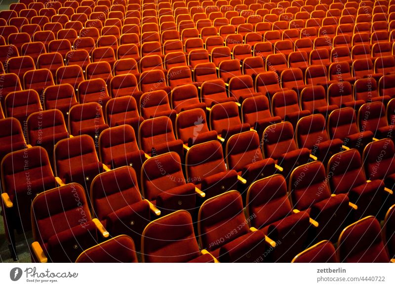 Theatersaal theater theatersaal stuhl reihe stuhlreihe klappstuhl leer menschenleer publikum geschlossen schließungszeit polster polstersitze sitzreihe