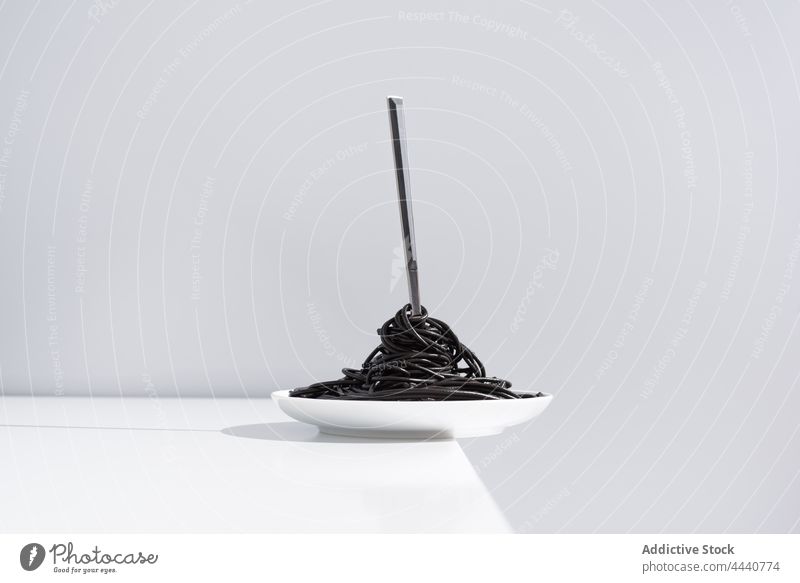 Gabel in Schüssel mit köstlicher italienischer Pasta Spätzle schwarz Portion kulinarisch Mahlzeit Lebensmittel dienen Schalen & Schüsseln Küche Tisch Ernährung