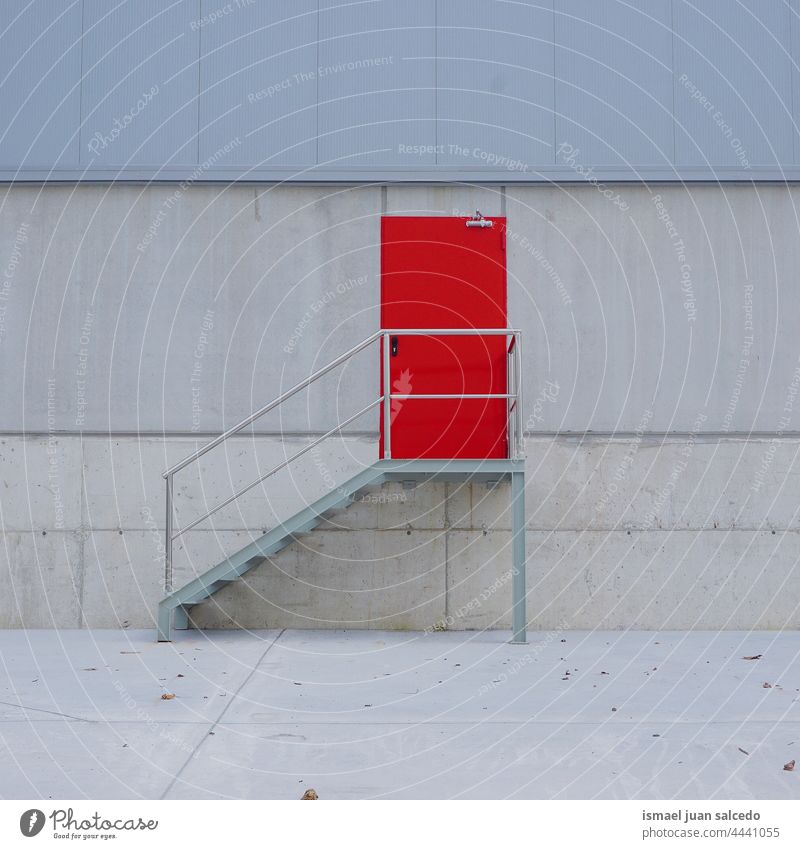 rote Metalltür an der Fassade des Gebäudes Tür metallisch Textur Muster Hintergrund Verlassen Straße im Freien bauen Wand Vorderseite Architektur Außenseite