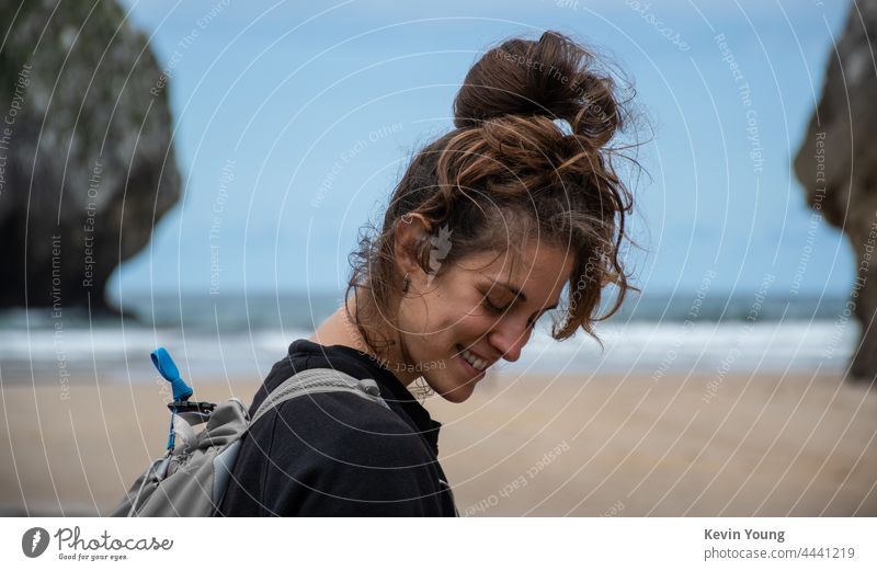 ein lächelndes Mädchen am Strand Lächeln Meer Farbfoto horizontal Glück Feiertag