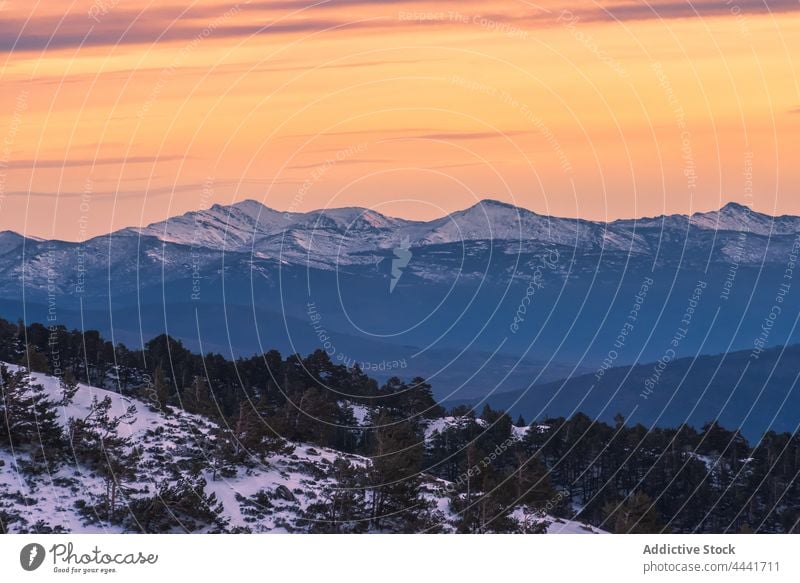 Malerische Landschaft von schneebedeckten Bergen unter hellem Himmel bei Sonnenuntergang Berge u. Gebirge Schnee Berghang Natur felsig Hochland Kamm Gipfel
