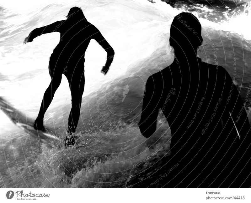 Schattensurfer Schwarzweißfoto Außenaufnahme Silhouette Ganzkörperaufnahme Leben Surfen Surfbrett Wellen Sport Wassersport Mensch 2 Wasserfall München Bayern