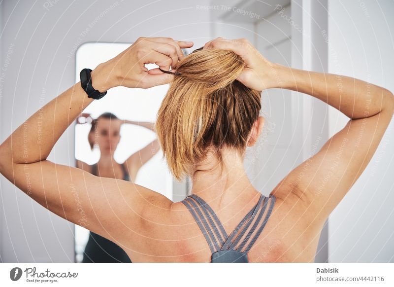 Frau betrachtet den Spiegel nach einer Fitnessübung zu Hause Sport Training heimwärts vorher vorbereiten Aussehen Porträt Fitnessstudio passen Mädchen Körper