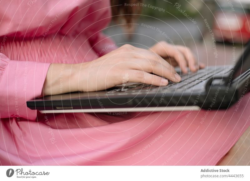 Anonyme Frau sitzt auf einer Bank und arbeitet an einem Laptop Geschäftsfrau zuschauen benutzend Internet Arbeit online Apparatur Netbook Anschluss Browsen