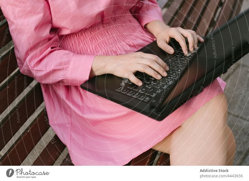 Anonyme Frau sitzt auf einer Bank und arbeitet an einem Laptop Geschäftsfrau zuschauen benutzend Internet Arbeit online Apparatur Netbook Anschluss Browsen
