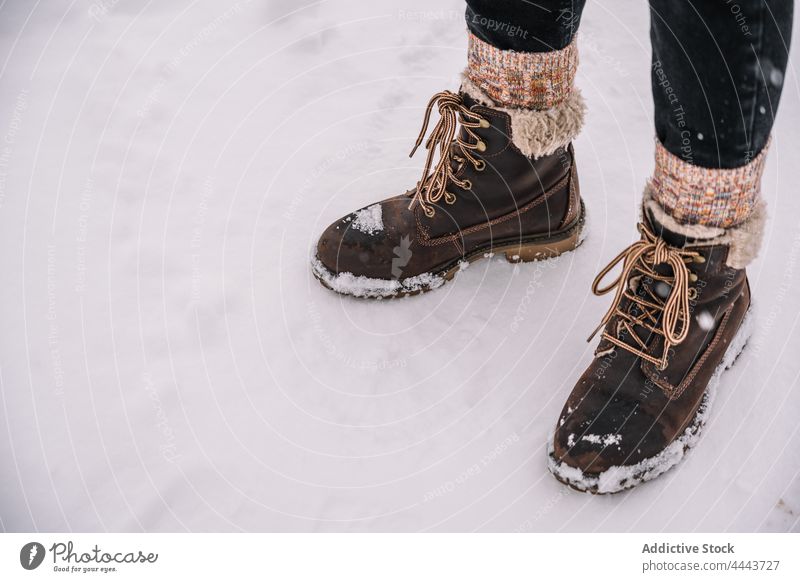 Person in warmen Socken und Stiefeln auf verschneitem Boden stehend kalt Schnee Winter Wetter Saison Schuhe Frost Bein Natur gefroren lässig Winterzeit tagsüber