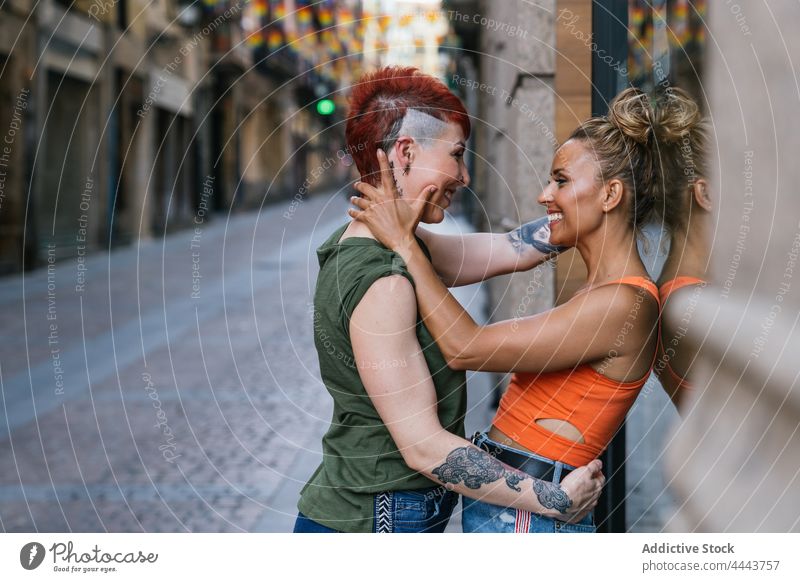 Coole glückliche homosexuelle Freundinnen im Moment des Kusses auf der Straße Paar Umarmen Partnerschaft Lehnen heiter Liebe Tattoo lgbt Frauen Freude