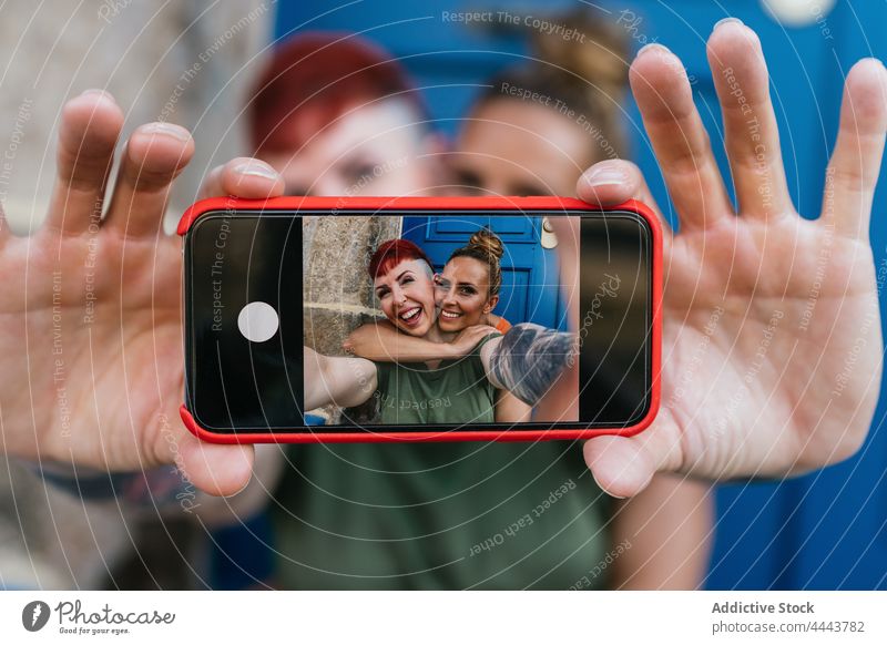 Glückliches lesbisches Paar macht Selfie mit Smartphone Selbstportrait Spaß haben cool Moment heiter benutzend Apparatur Frauen gleichgeschlechtlich Freundin