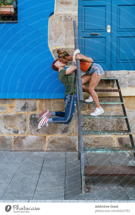 Lesbische Paar küssen gegen städtischen Haus mit Treppe Kuss amour Partnerschaft romantisch lgbt cool Gebäude Frauen Vergnügen Liebe hängen Freundin lesbisch