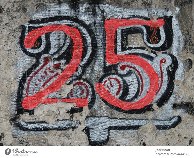 Club Nummer 25 Mauer Ziffern & Zahlen Graffiti bemalt umrandet verwittert Hausnummer Straßenkunst Detailaufnahme Kreativität Subkultur Stil Berlin Typographie