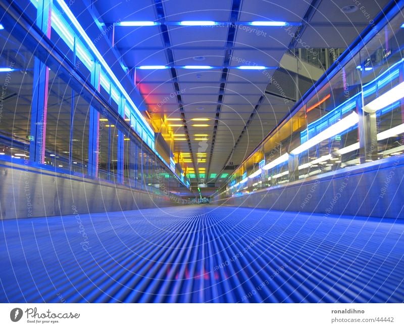 munich airport Rolltreppe Laufband Architektur Beleuchtung Flughafen blau
