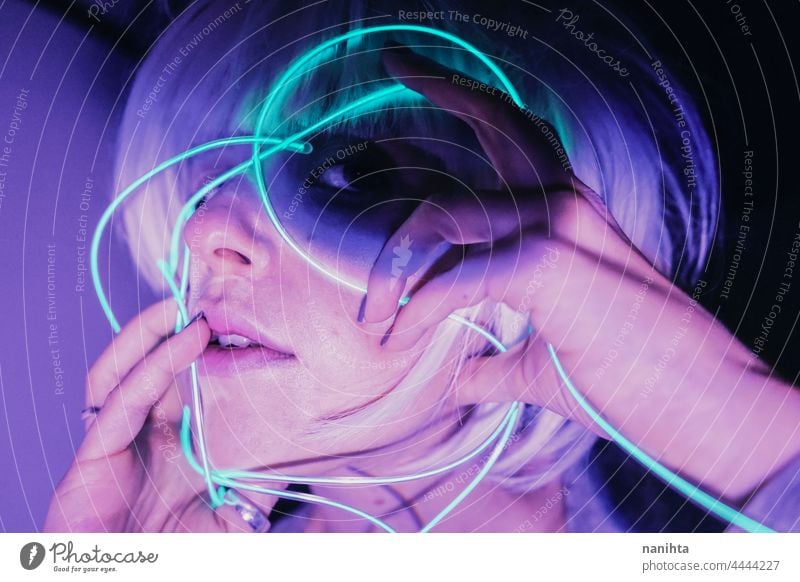 Unheimliches dystopisches Themenporträt mit blauen Neonröhren surreal Zukunft Dystopie neonfarbig Licht lo fi lofi Technik & Technologie Illumination Realität
