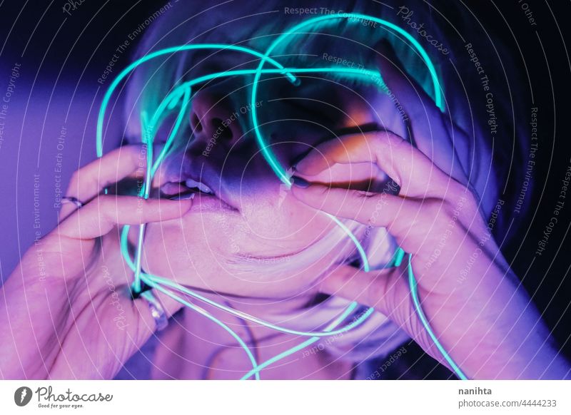 Unheimliches dystopisches Themenporträt mit blauen Neonröhren surreal Zukunft Dystopie neonfarbig Licht lo fi lofi Technik & Technologie Illumination Realität
