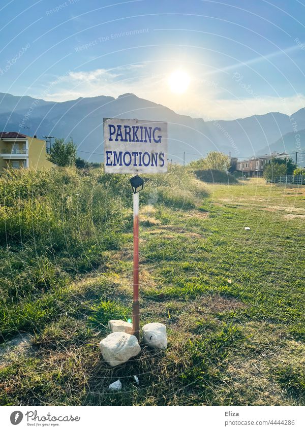 Parking Emotions steht auf einem Schild in der Landschaft Parken Emotionen emotional gefühlskalt Gefühle Hinweisschild surreal Sonne Ruhe stoisch rational