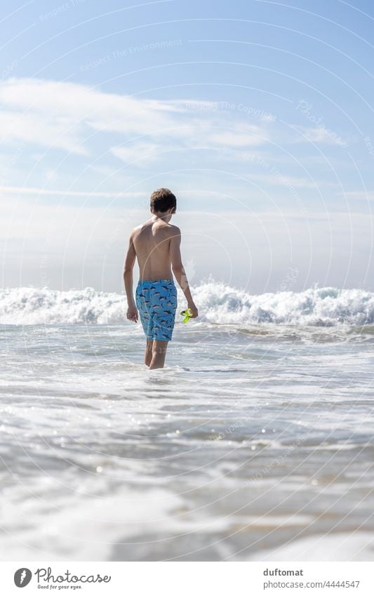 Teenager Jung geht schwimmen im Meer Welle grün Junger Mann Sommer wasser Gischt Ozean Urlaub Natur Wasser Schwimmen & Baden blau Küste Ferien & Urlaub & Reisen