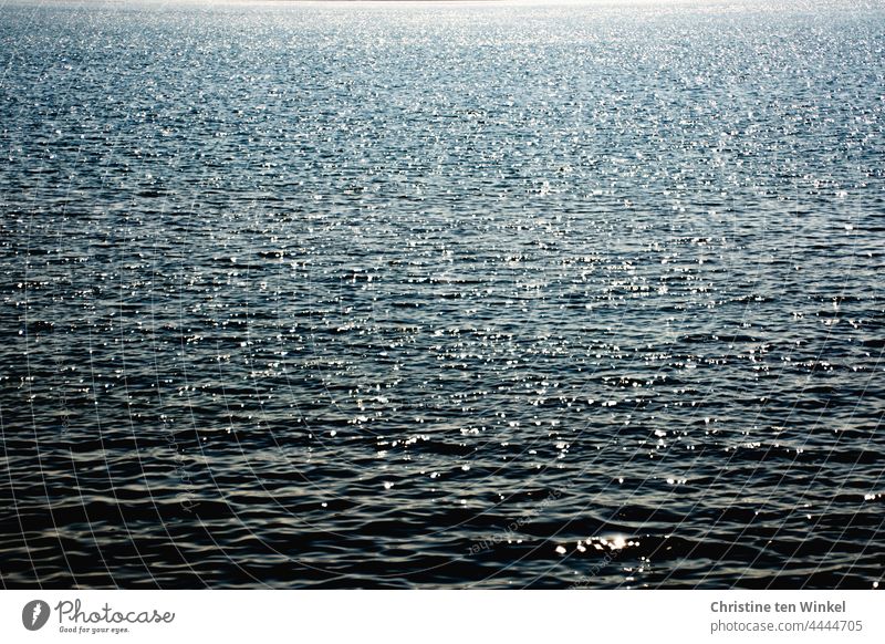 Die Nordsee glitzert bei ruhigem Wetter in der Morgensonne, es ist nur Wasser zu sehen Meer Wellen Sonnenlicht glitzern ruhiges Wetter Schönes Wetter Tag