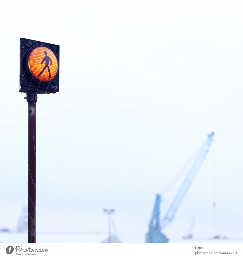 Schilder | Highway verkehrszeichen Fußgängerampel leuchten kran nebelig diesig straßenübergang vorsicht achtung personenverkehr Piktogramm mast befestigt hafen