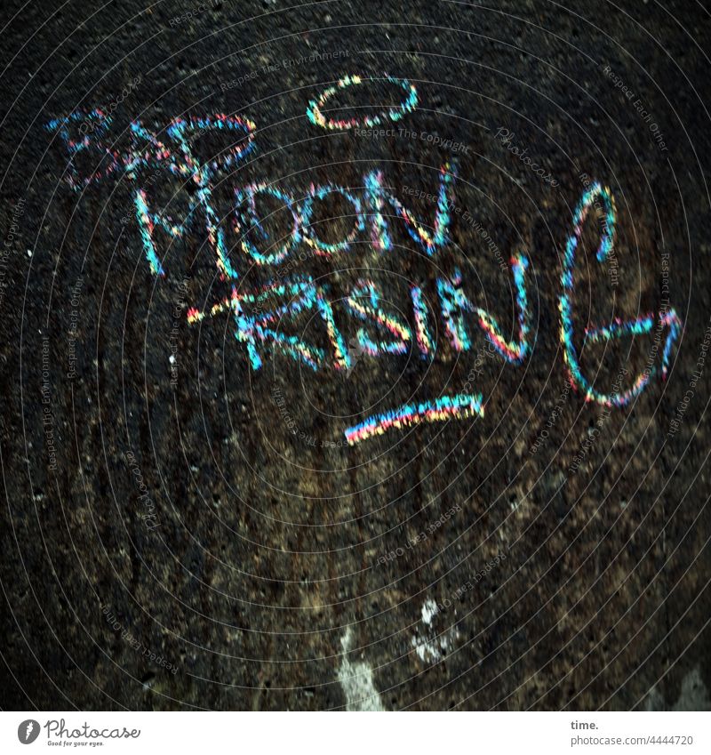fan tag mauer grafitti wand mond kunst botschaft moon rising farbe gemalt gezeichnet bunt information stein drohung warnung vorausschau prophezeiung