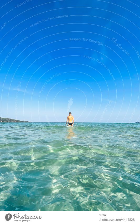 Mann im Meer baden Urlaub Horizon Schwimmen & Baden Ferien & Urlaub & Reisen blau Himmel Wasser Sommer Sommerurlaub klar