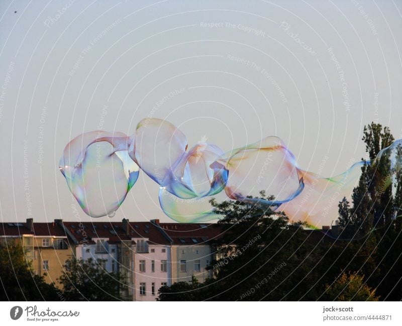 Seifenblasen im Mauerpark Unbeschwertheit Schwerelosigkeit kurzlebig Transformation Schweben Leichtigkeit Hintergrund neutral Wolkenloser Himmel Straßenkunst