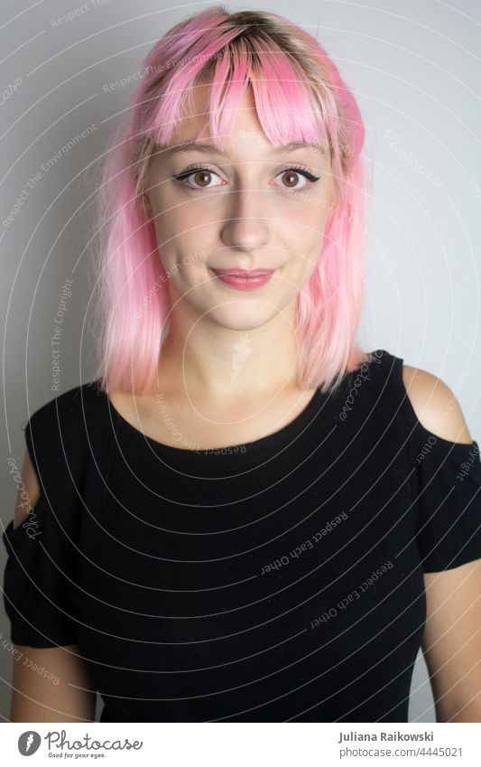 Frau mit pinken Haare im Studio Porträt Mensch Gesicht schön Junge Frau feminin Jugendliche Erwachsene 18-30 Jahre Farbfoto Blick in die Kamera Innenaufnahme