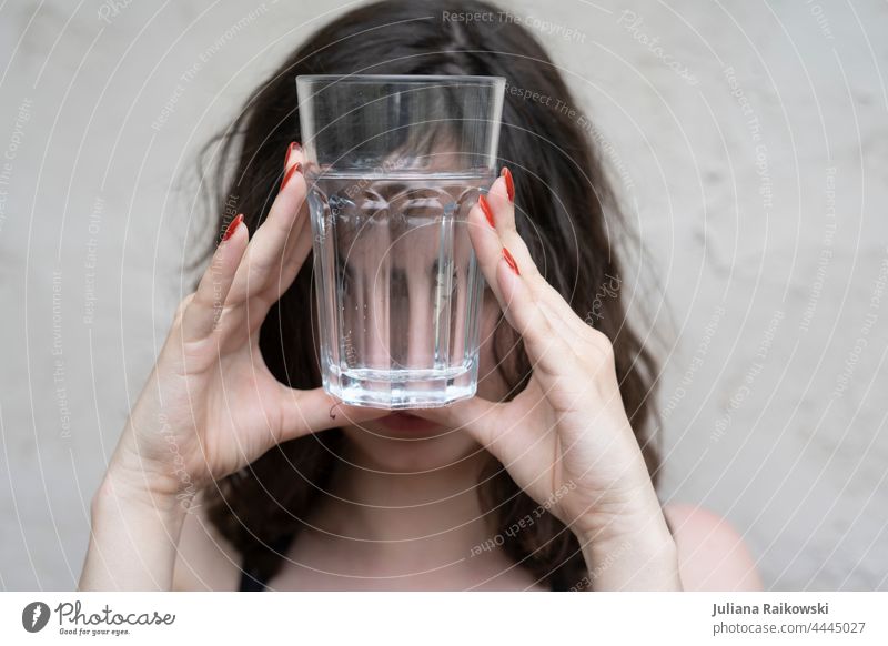 Frau mit leerem Glas Mensch Wasser Hand Finger Farbfoto Getränk trinken Tag Erfrischungsgetränk Sommer Durst Durstlöscher Flüssigkeit Wasserglas Gesundheit kalt