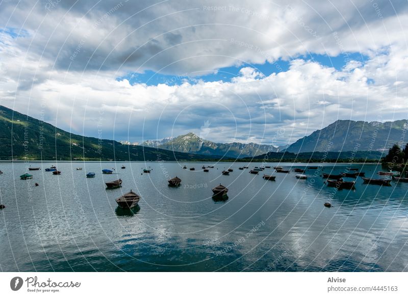 2021 07 18 Lago Di Santa Croce Boote auf dem See 6 Natur Dolomiten im Freien Landschaft Wasser Italien Tourismus Europa alpin Alpen hölzern Herbst Berge Schiff