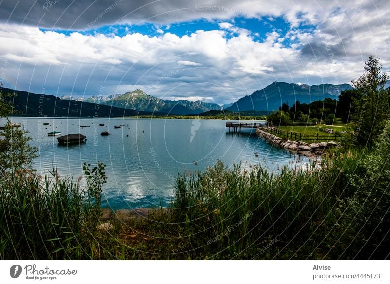 2021 07 18 Lago Di Santa Croce Boote auf dem See 8 Natur Dolomiten im Freien Landschaft Wasser Italien Tourismus Europa alpin Alpen hölzern Herbst Berge Schiff