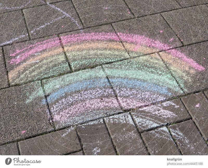 Regenbogen Straßenkunst bunt regenbogenfarben Spektralfarbe mehrfarbig Farbe Menschenleer gemalt Kindermalerei Bürgersteig Muster Straßenkreide Malkreide