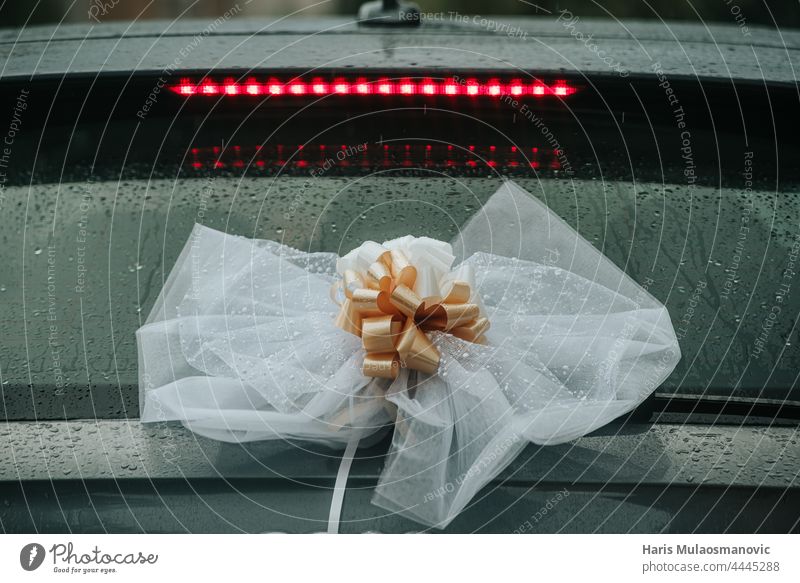 Hochzeit Dekoration auf der Rückseite des Autos regnerischen Tag Hintergrund schön Schönheit schwarz blau Blumenstrauß Schleife Kasten hochzeitlich PKW Feier