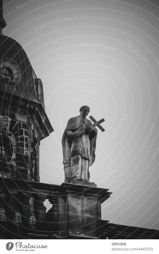 Dresden, Sachsen, Deutschland: Eine der sogenannten Mattielli-Statuen auf der äußeren Balustrade der Hofkirche; es handelt sich dabei um Raimund von Penyafort, den Ordensmeister der Dominikaner und Schutzpatron der Kanoniker.