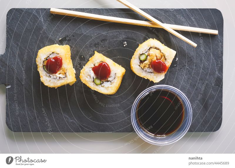 Fushion-Essen mit gekochtem und heißem Hühner-Sushi Kissen Japan Japanisch Lebensmittel abendländisch modern geschmackvoll Hähnchen Koch gebraten