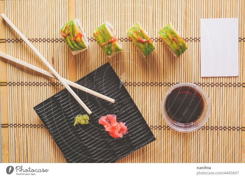 Fushion food of modern california roll Sushi Japanisch Lebensmittel Fusion Avocado lecker Soja Sojasauce Bambus Sushi-Matte Unterlage Reis Rezept wegnehmen