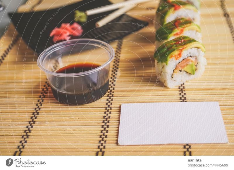 Fushion food of modern california roll Sushi Japanisch Lebensmittel Fusion Avocado lecker Soja Sojasauce Bambus Sushi-Matte Unterlage Reis Rezept wegnehmen