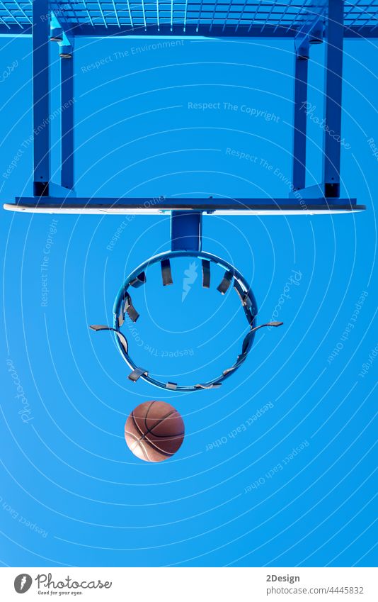 Street-Basketball-Ball fällt in den Korb. Aktion Ehrgeiz Gemeinschaft Konkurrenz Gericht Spiel Tor Netz außerhalb spielen Erholung punkten Erfolg Triumph