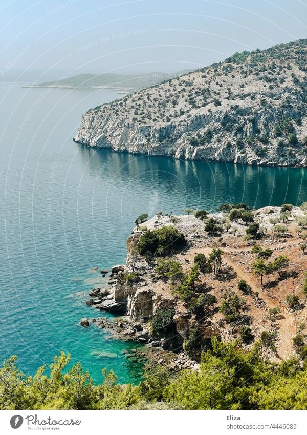 Die Küste der griechischen Insel Thasos mit karger Felslandschaft und türkisem Meer Griechenland Landschaft Felsen Felsküste Sommer Natur Himmel Thassos